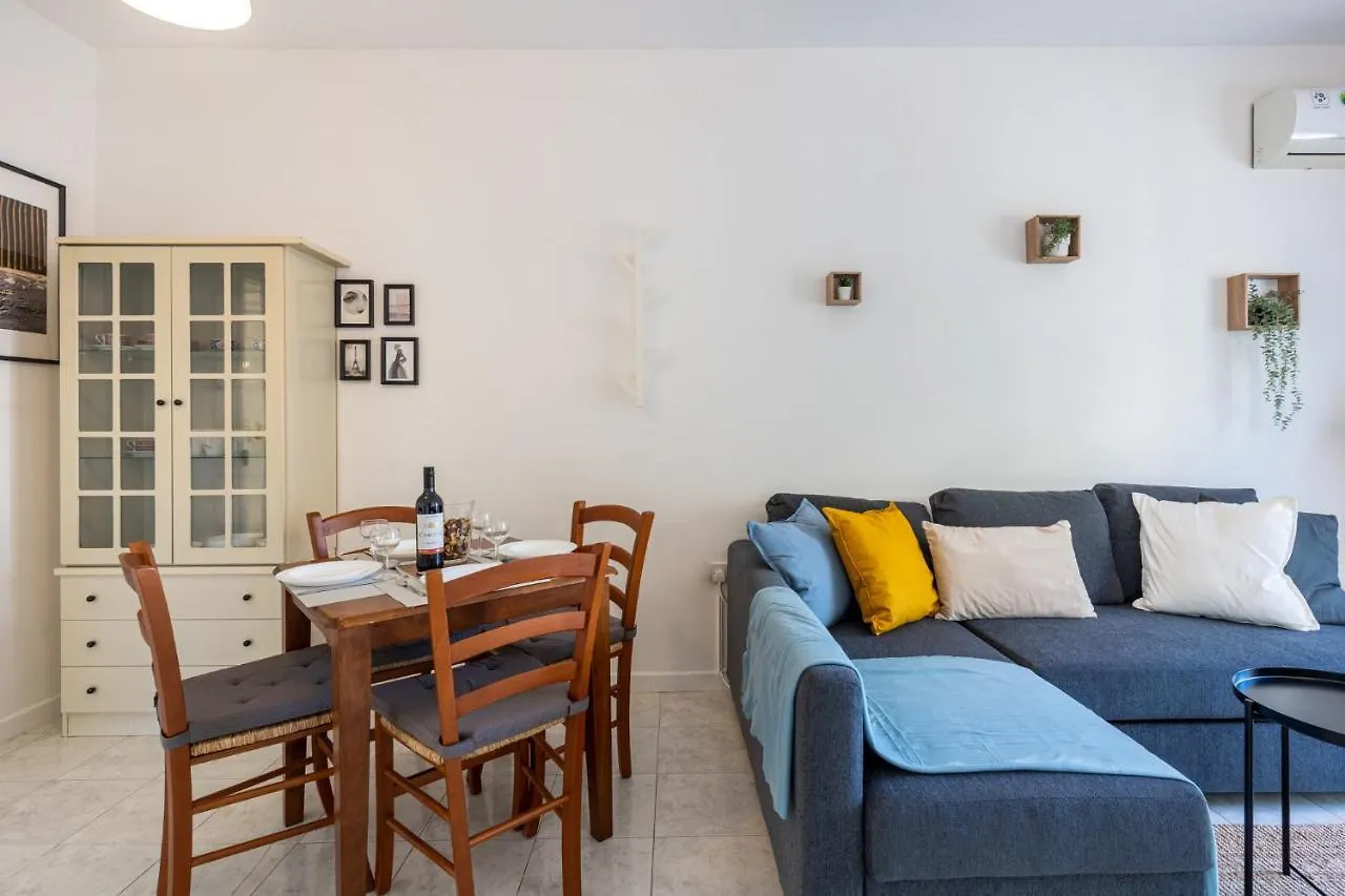 Groovy 1-Bedroom Apartment In לרנקה