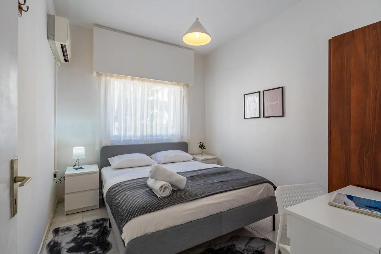 Groovy 1-Bedroom Apartment In לרנקה